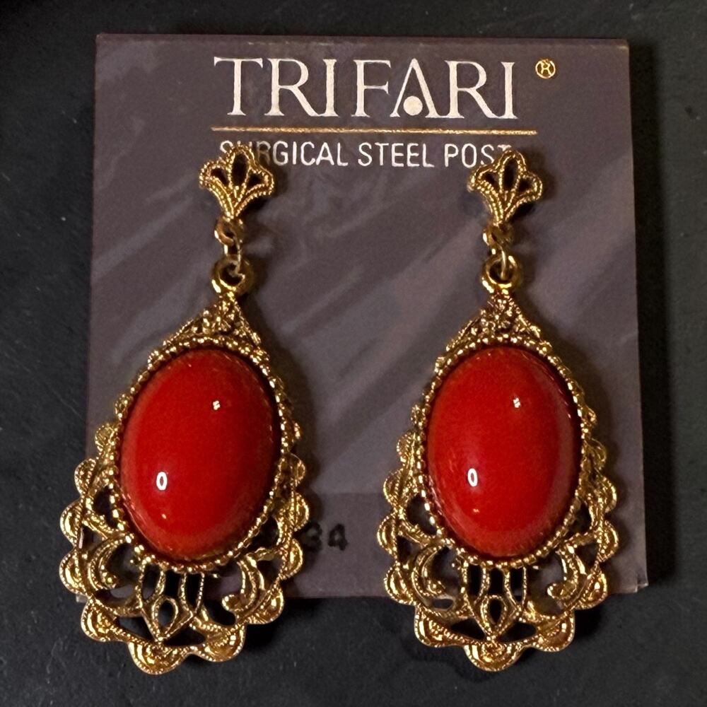 NOS Trifari Dangle Drop Earrings Gold Tone Red Cabochons Regency